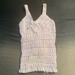 White yarn sleeveless tank top.